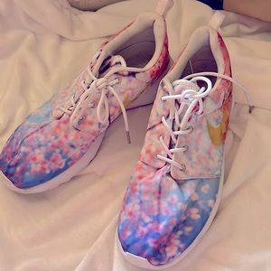 Womens Nike Rosche shoe . Cherry blossom. Size 9.5